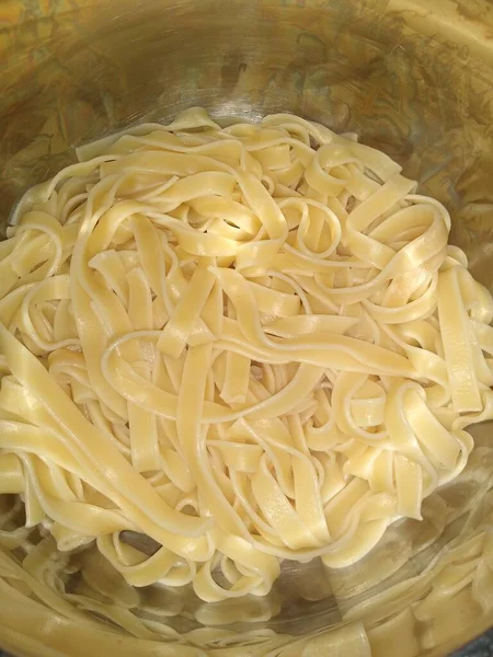 Nudlar, pasta tillagad i en metallgryta närbild — Stockfoto