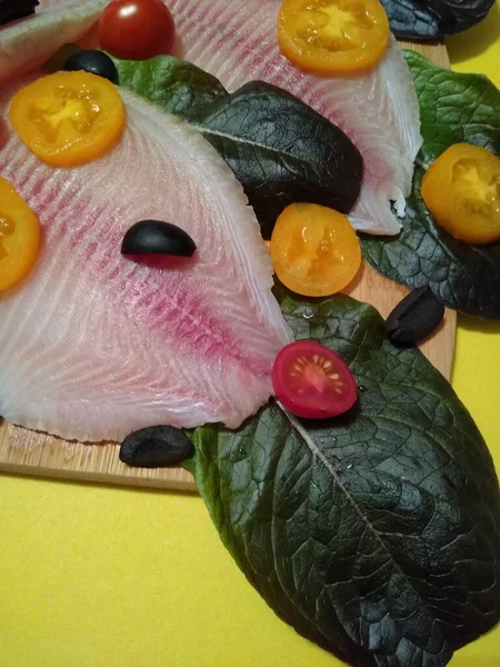 Domatesli, zeytinli ve marullu tilapia balığı filetosu pişirme işlemi — Stok fotoğraf