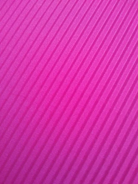 서로 다른 각도로 평행 한 줄무늬가 있는 분홍색 배경 — 스톡 사진