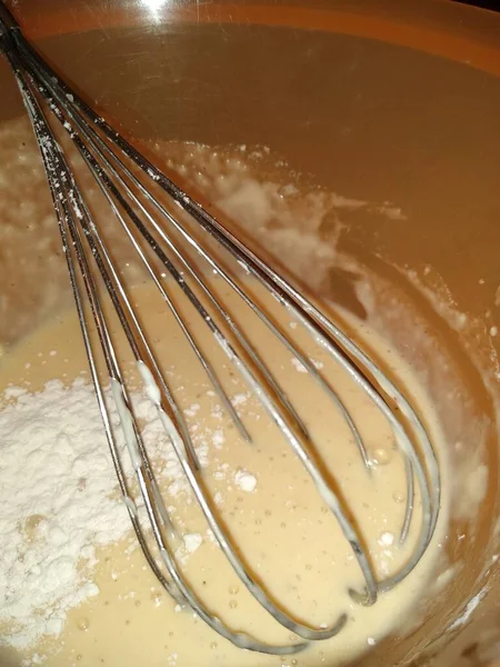Kneading ciasto z mąki z bliska trzepaczka — Zdjęcie stockowe