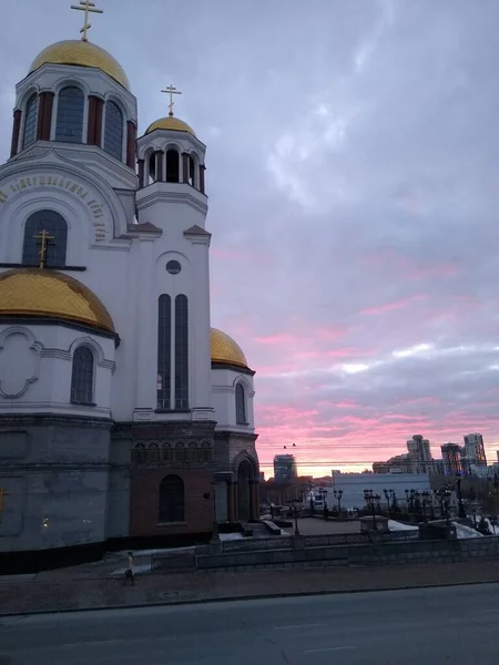 Православная церковь на фоне заката в городе — стоковое фото