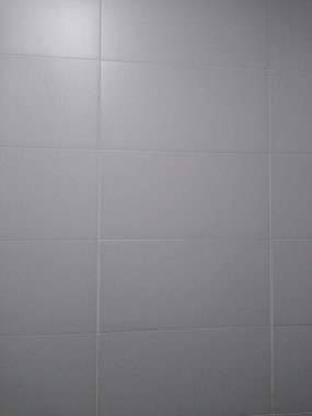 Odanın içinde iki duvar ve bir tavan var.