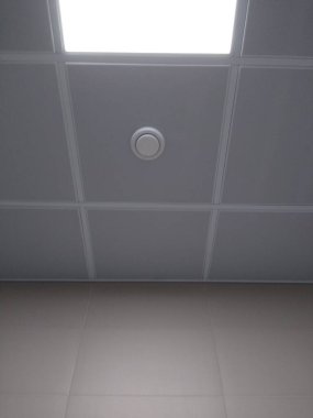 Odanın içinde iki duvar ve bir tavan var.