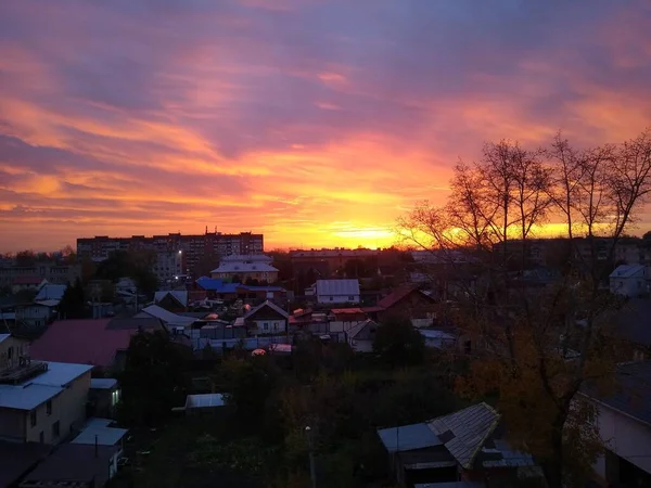 Vacker solnedgång i staden med tunga orange moln — Stockfoto