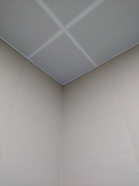 Odanın içinde iki duvar ve bir tavan var.