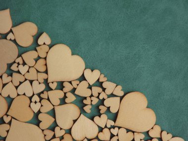 Sevgililer Günü Gri süet arka planda kart ahşap kalpler selamlıyor