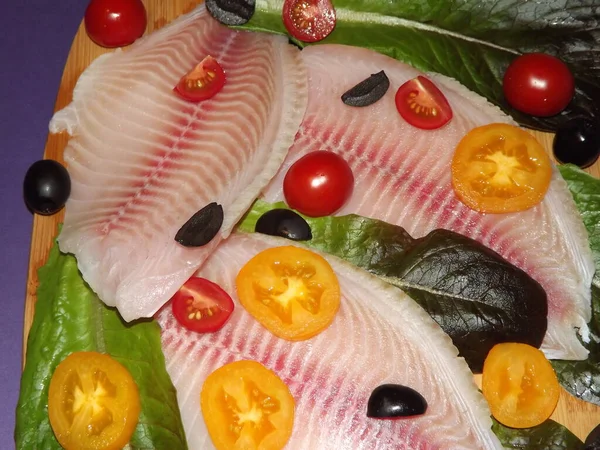 Domatesli, zeytinli ve marullu tilapia balığı filetosu pişirme işlemi — Stok fotoğraf