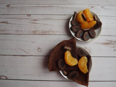 Çikolatalı krepli tatlı, mandalinalı çikolata.