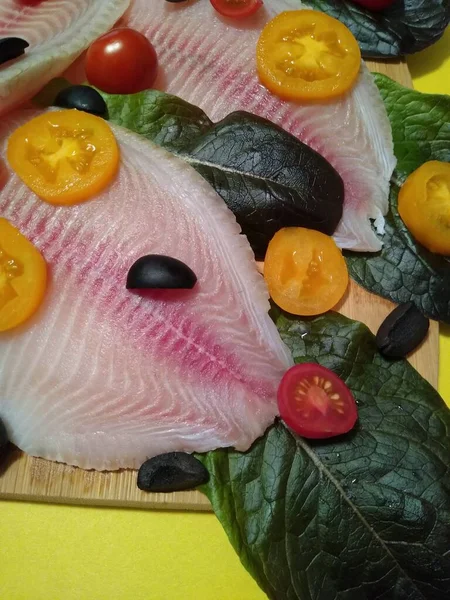 Domatesli, zeytinli ve marullu tilapia balığı filetosu pişirme işlemi — Stok fotoğraf