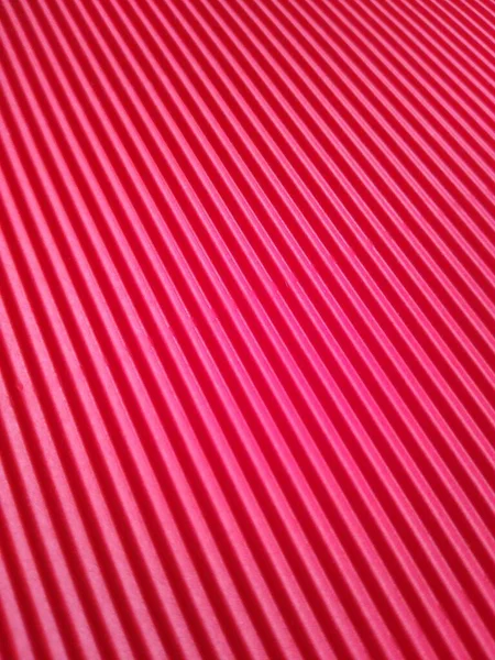 Fond rouge avec des rayures parallèles à différents angles — Photo