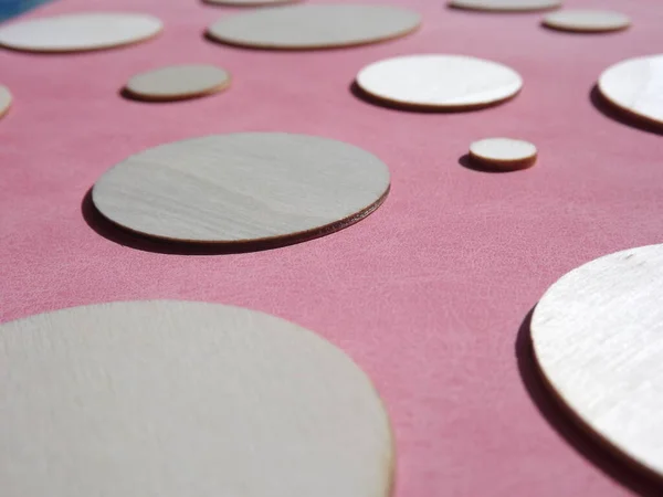 Cercles en bois de différents diamètres sur daim rose — Photo