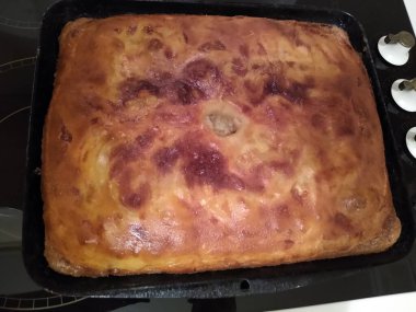 Mutfaktaki yemek tepsisinde hazır pişmiş kek.