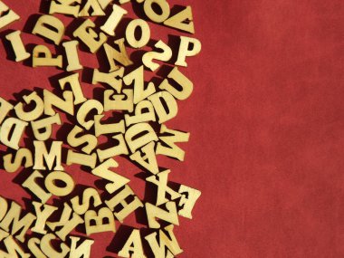 Arkaplan olarak Burgonya süeti üzerine İngiliz alfabesinin ahşap harfleri