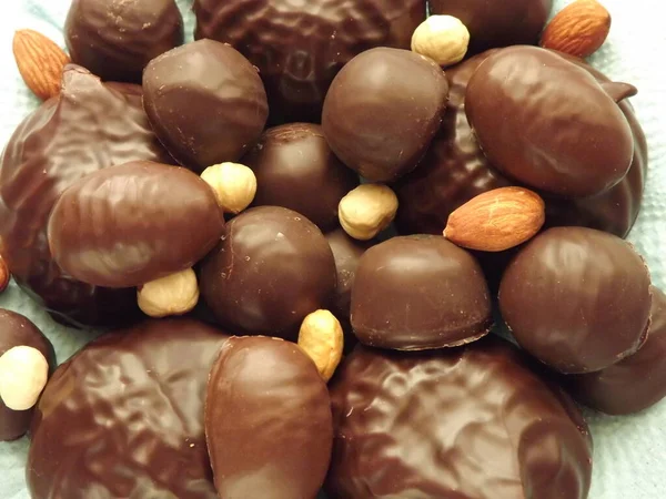 Caramelos de chocolate, malvaviscos, mermelada y varios frutos secos de cerca —  Fotos de Stock