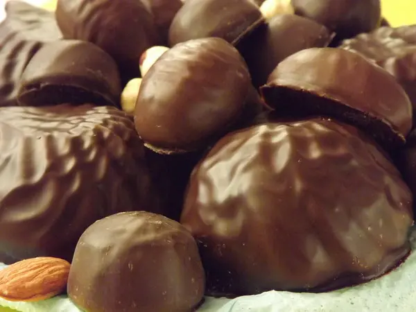 Caramelle al cioccolato, marshmallow, marmellata e varie noci primo piano — Foto Stock