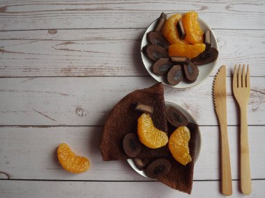 Çikolatalı krepli tatlı, mandalinalı çikolata.