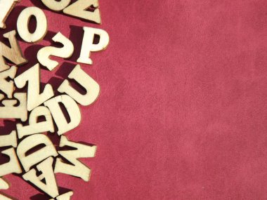 Arkaplan olarak Burgonya süeti üzerine İngiliz alfabesinin ahşap harfleri