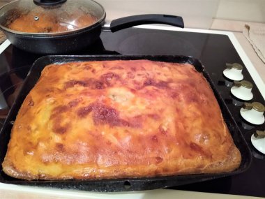 Mutfaktaki yemek tepsisinde hazır pişmiş kek.