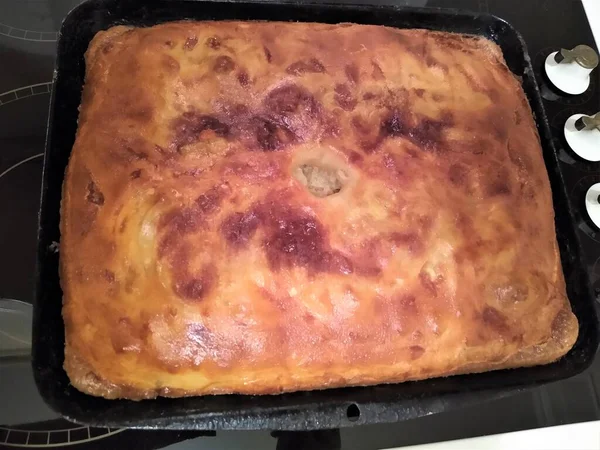 Torta browned ready-made em uma assadeira na cozinha — Fotografia de Stock