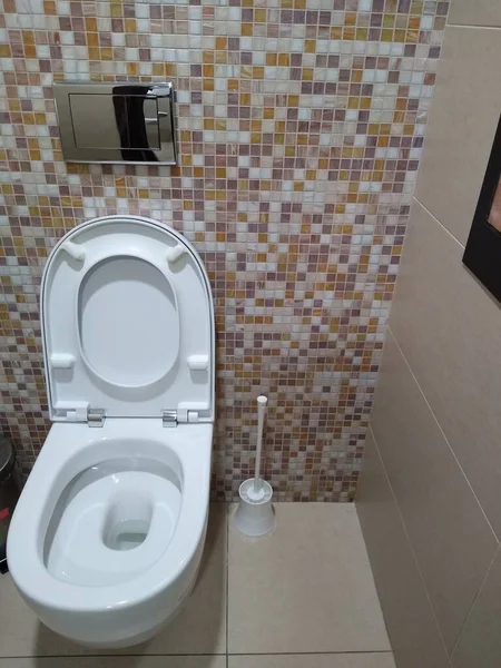 Muszla klozetowa w toalecie z beżowymi płytkami — Zdjęcie stockowe