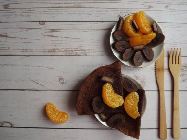 Çikolatalı krepli tatlı, mandalinalı çikolata.