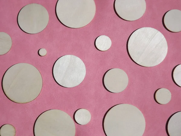 Cercles en bois de différents diamètres sur daim rose — Photo