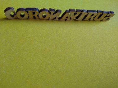 Coronavirus kelimesi renkli arkaplanlardaki ahşap harflerden oluşur.