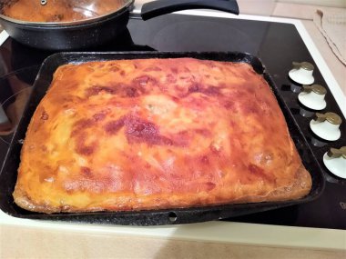 Mutfaktaki yemek tepsisinde hazır pişmiş kek.