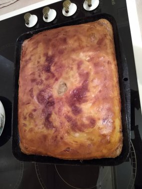 Mutfaktaki yemek tepsisinde hazır pişmiş kek.