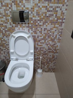 Tuvalette bej kiremitli klozet var.
