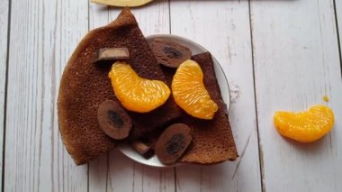 Çikolatalı gözleme ve kahvaltı niyetine mandalina dilimleri.