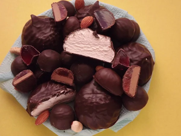 Caramelle al cioccolato, marshmallow, marmellata e varie noci primo piano — Foto Stock