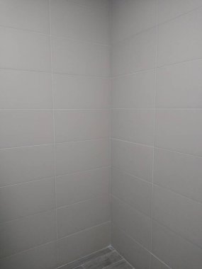 Odanın içinde iki duvar ve bir tavan var.