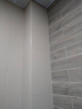 Odanın içinde iki duvar ve bir tavan var.