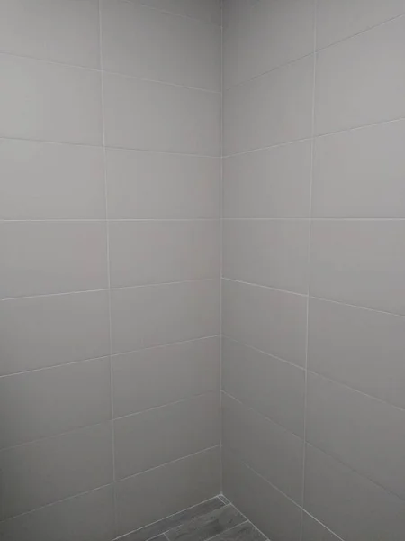 Odanın içinde iki duvar ve bir tavan var.