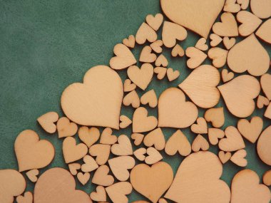 Sevgililer Günü Gri süet arka planda kart ahşap kalpler selamlıyor