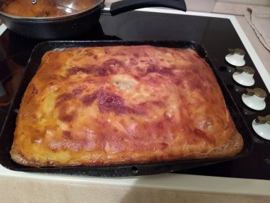 Mutfaktaki yemek tepsisinde hazır pişmiş kek.