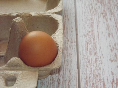 bej tavuk yumurtaları açık ahşap bir arka planda yumurta kutusunda