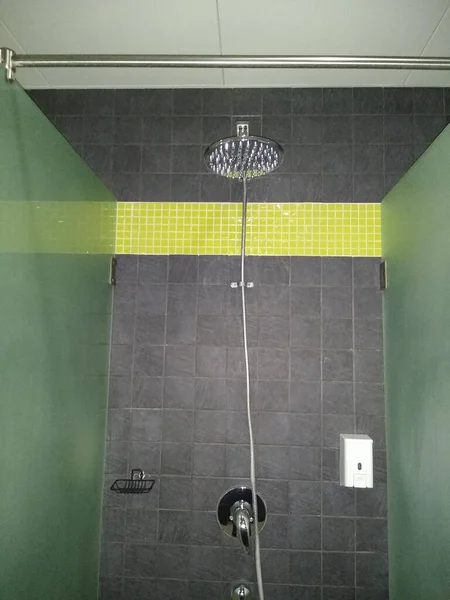 A cabine do chuveiro em um lugar público é cinza — Fotografia de Stock
