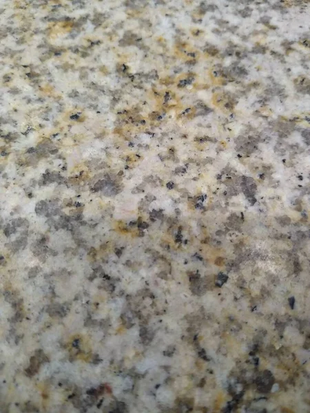 大理石的表面是米黄色的，作为背景是灰色的 — 图库照片