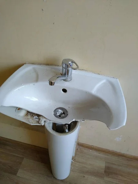 White porcelain washbasin in a broken state in an office room — Stock Photo, Image