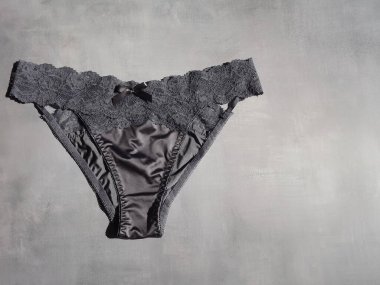 Gri arka planda ipekten yapılmış koyu mavi seksi iç çamaşırı.