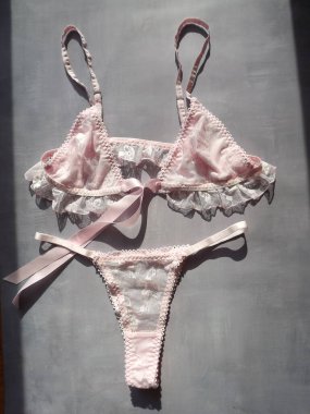 Gri arka planda pembe seksi erotik iç çamaşırı.