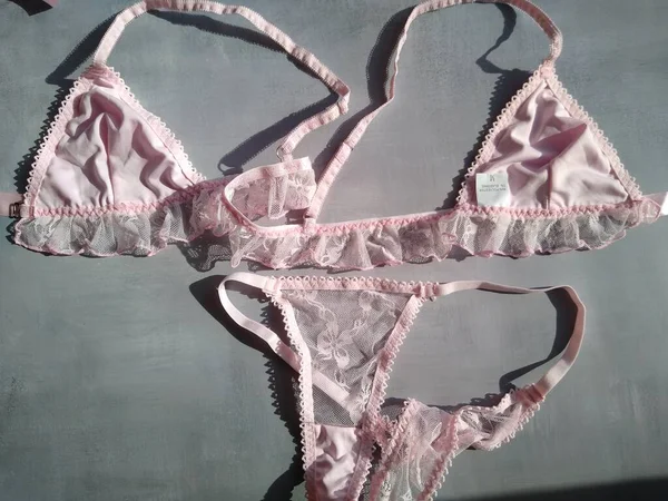 Růžové sexy erotické spodní prádlo set na šedém pozadí — Stock fotografie