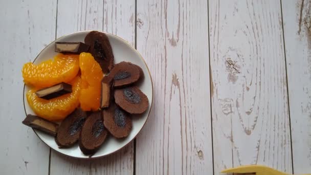 Csokoládés palacsinta csokoládés cukorkával és mandarin szeletekkel reggelire — Stock videók
