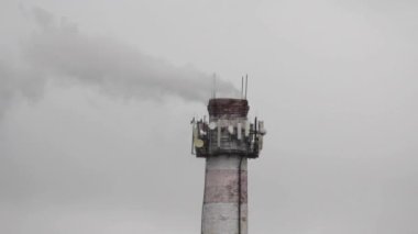 Duman atmosferine emisyonlar, ısıtma istasyonunun bacasından çıkan duman. Sis, duman, kir, küresel ısınma.