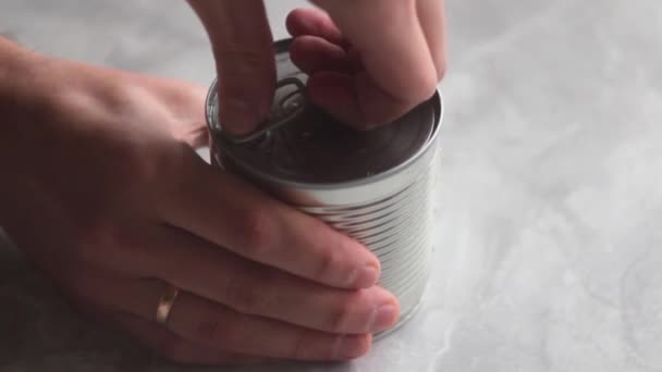 男人的手打开一罐甜玉米罐头 用螃蟹棒喂食俄罗斯新年沙拉 — 图库视频影像