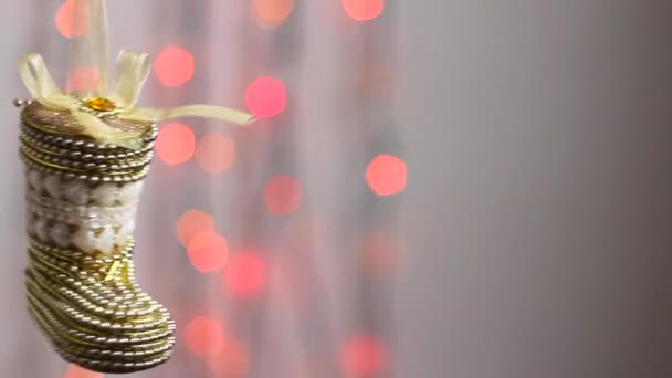 Красивая Рождественская Ёлка Висит Фоне Разноцветных Рождественских Огней Слегка Движется — стоковое видео