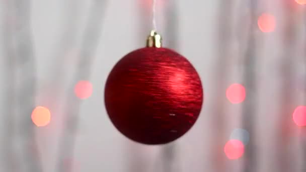 Vánoční Stromeček Hračka Podobě Koule Červené Barvy Jiskry Detailní Záběr — Stock video