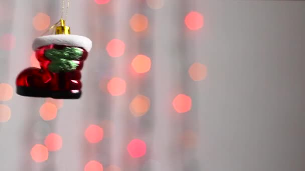 Mooie Kerstboom Speelgoed Hangt Tegen Achtergrond Van Multi Gekleurde Kerstverlichting — Stockvideo